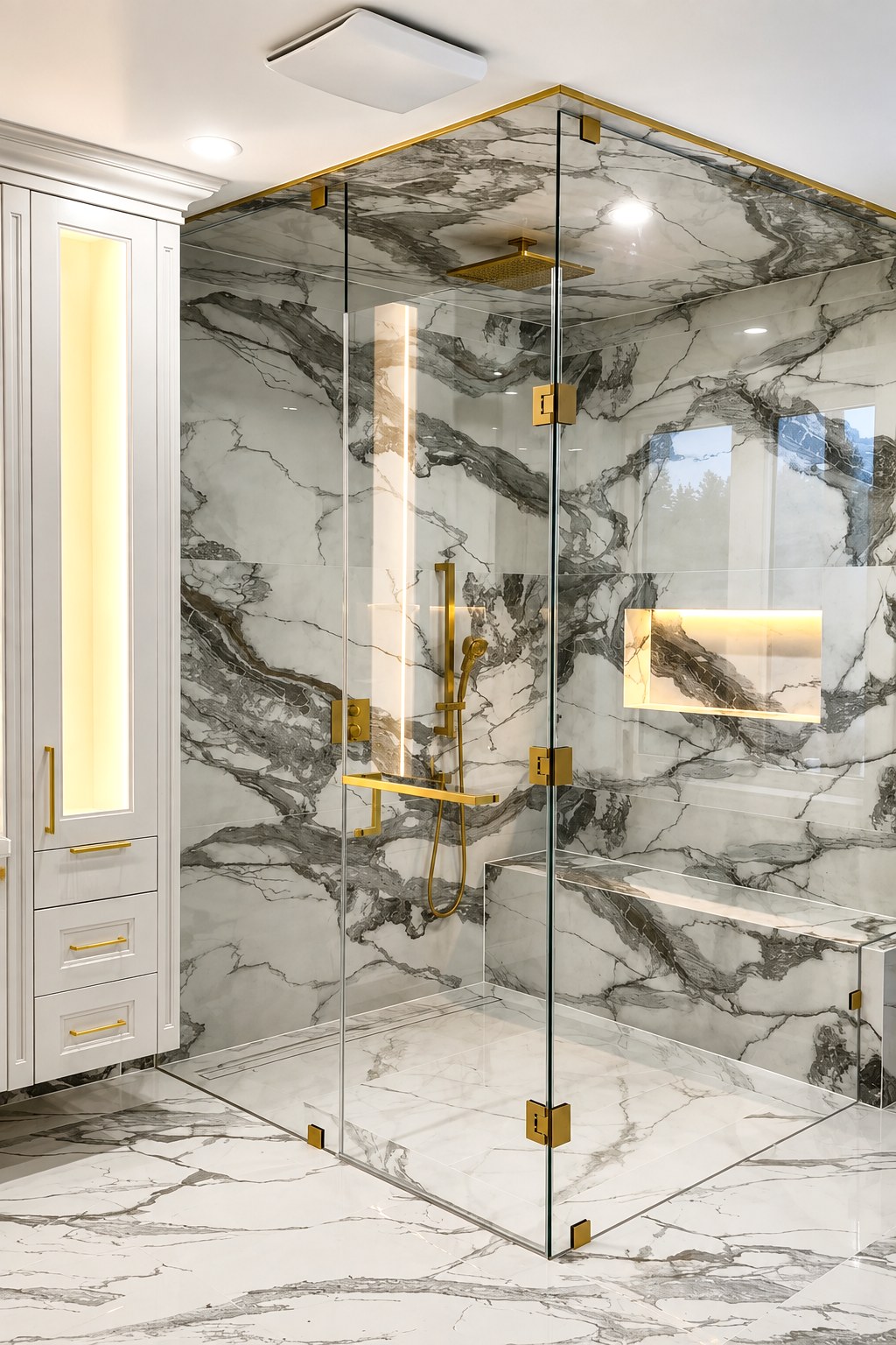 Veined shower surfaces with glass and brass-coloured fittings